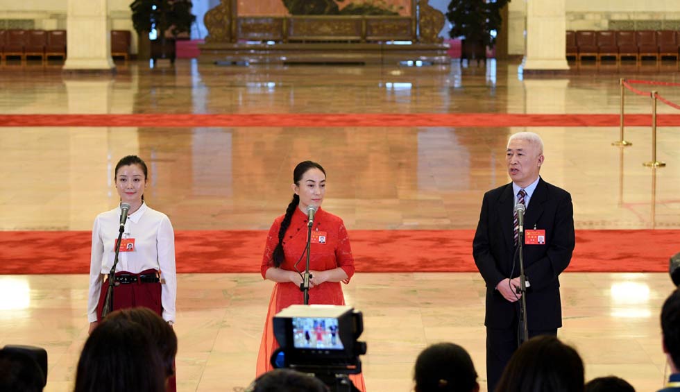 肖笑波、侯艷、徐俊接受采訪