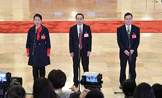 姜妍、康紅普、劉宗富代表接受采訪