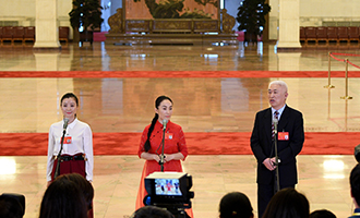 肖笑波、侯艷、徐俊代表接受采訪