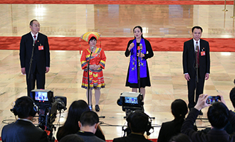 蔡松濤、杜麗群、楊小玲、賈立群代表接受采訪