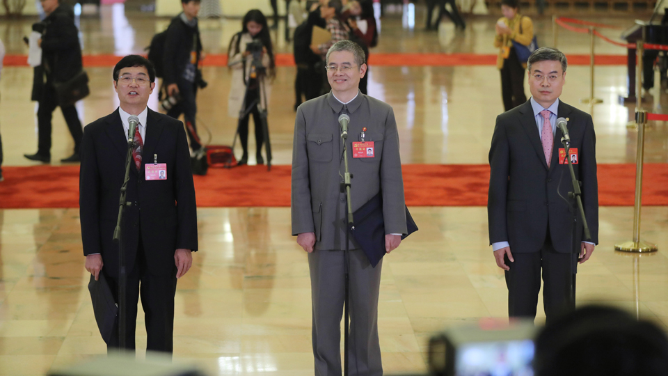 吳曉光、胡偉武、金東寒代表接受采訪