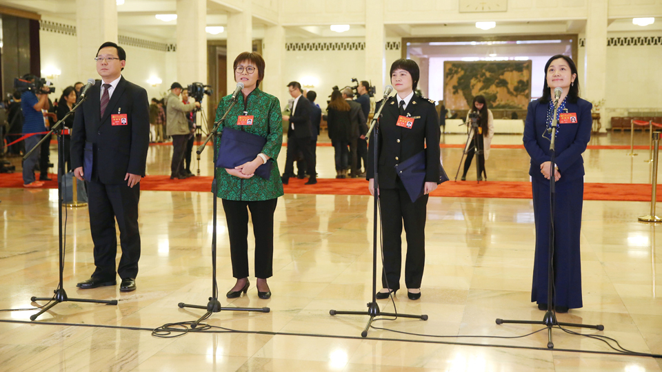 蔣成華、邵蕓、甘露、周宇代表接受采訪