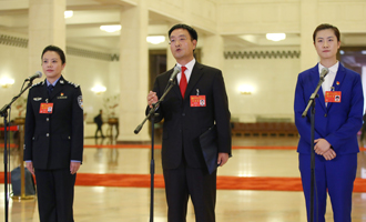 李貝、裴春亮、丁寧代表接受采訪