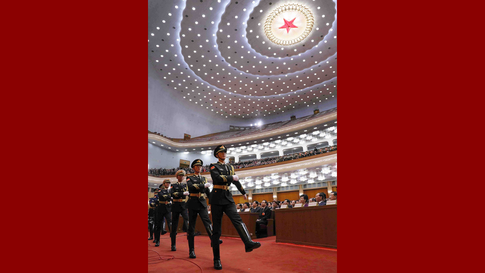 陸?？杖妰x仗兵正步行進至主席臺前