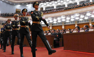 陸?？杖妰x仗兵正步行進(jìn)至主席臺(tái)前