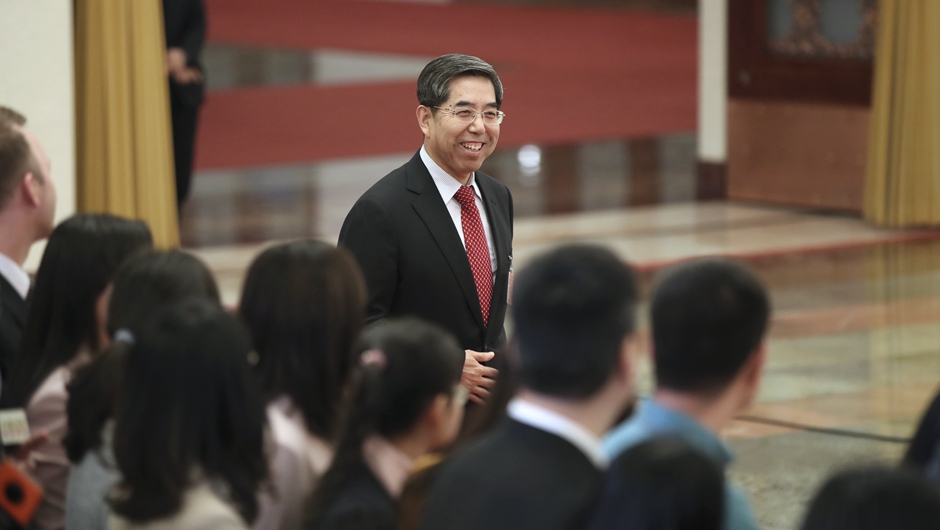 馬建堂步入&ldquo;部長(zhǎng)通道&rdquo;，準(zhǔn)備接受采訪