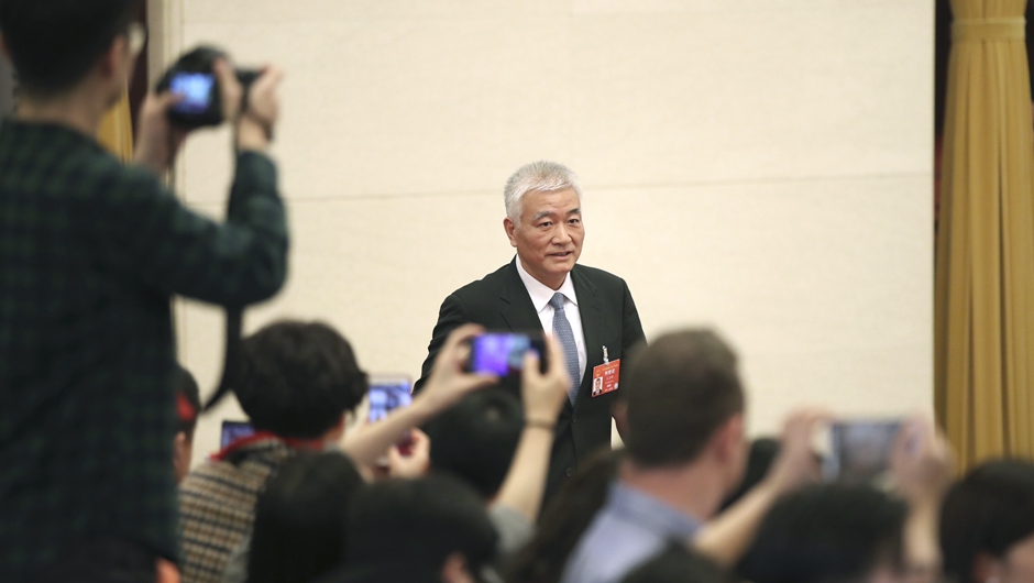 王志剛步入&ldquo;部長(zhǎng)通道&rdquo;，準(zhǔn)備接受采訪