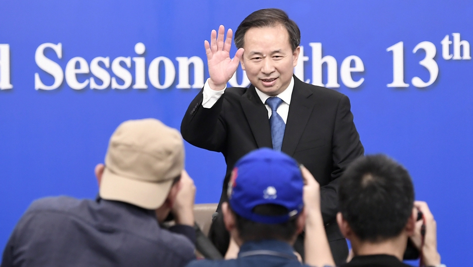 記者會開始前，李干杰向記者致意