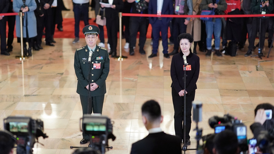 全國(guó)政協(xié)委員在&ldquo;委員通道&rdquo;接受采訪(fǎng)