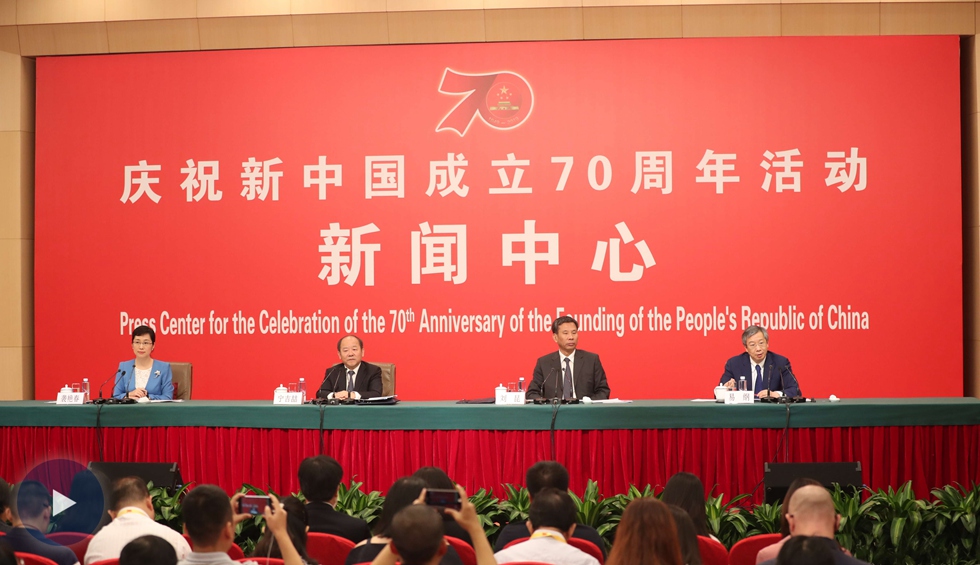 以新發(fā)展理念為引領(lǐng)，推進中國經(jīng)濟平穩(wěn)健康可持續(xù)發(fā)展