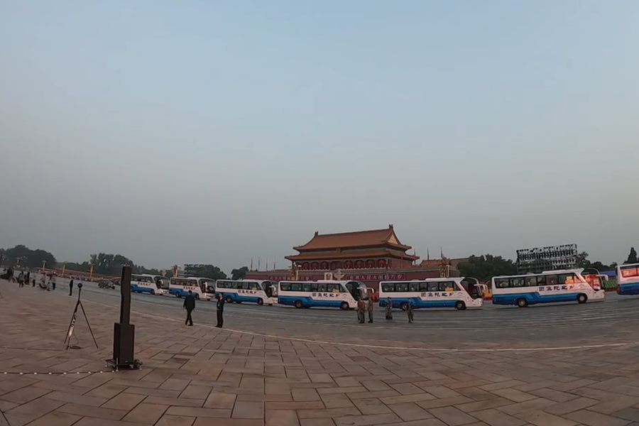 10月1日清晨的天安門(mén)城樓和長(zhǎng)安街，燈火通明，正在準(zhǔn)備慶祝大會(huì)的工作人員雖然緊張忙碌，但仍顯得井然有序