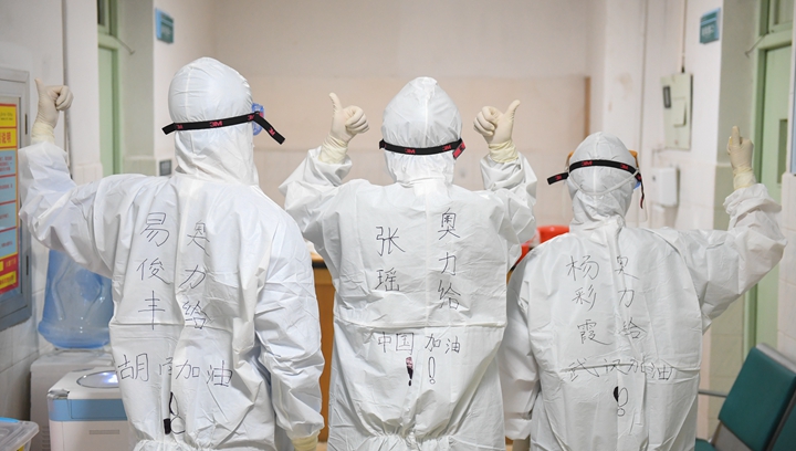 辛識(shí)平：白衣如戰(zhàn)袍，字字見仁心