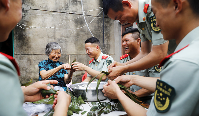 端午節(jié)，家里來了親人子弟兵