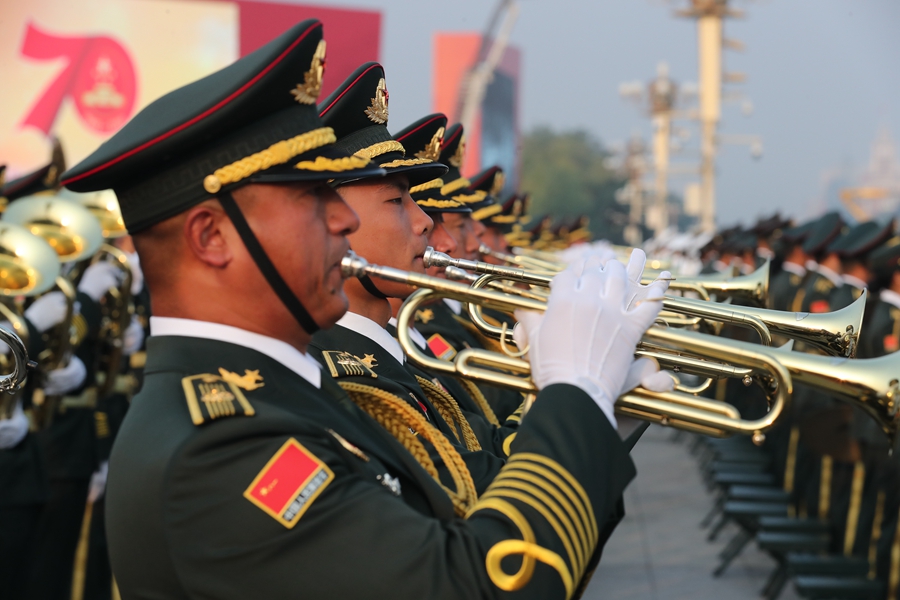 解放軍聯(lián)合軍樂(lè)團(tuán)在廣場(chǎng)就位后進(jìn)行準(zhǔn)備工作和試奏。據(jù)了解，解放軍聯(lián)合軍樂(lè)團(tuán)此次演奏是從開(kāi)國(guó)大典至今歷次閱兵以來(lái)演奏曲目最多的一次，不少曲目是為此次閱兵量身打造的全新作品，此次也是歷次女演奏員最多的一次。