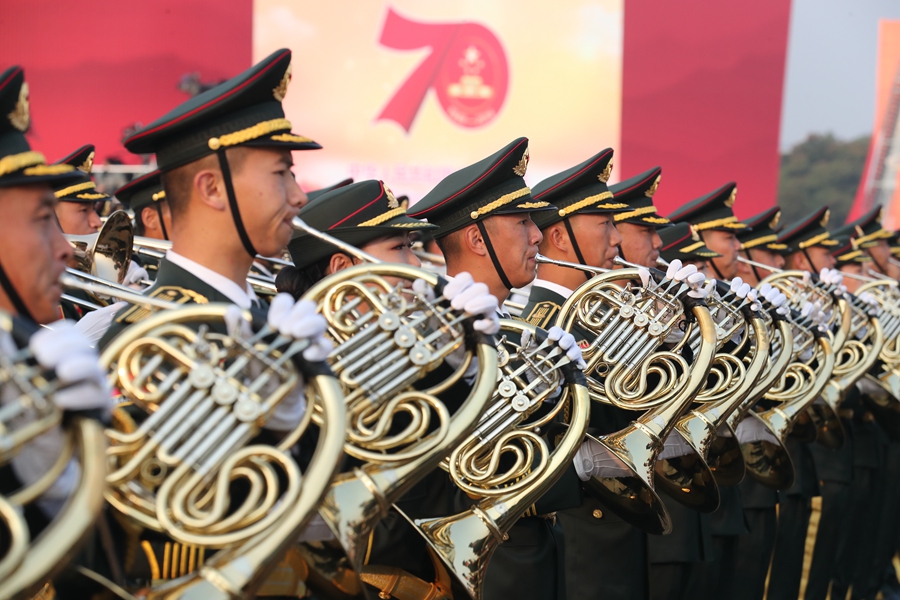 解放軍聯(lián)合軍樂(lè)團(tuán)在廣場(chǎng)就位后進(jìn)行準(zhǔn)備工作和試奏。據(jù)了解，解放軍聯(lián)合軍樂(lè)團(tuán)此次演奏是從開(kāi)國(guó)大典至今歷次閱兵以來(lái)演奏曲目最多的一次，不少曲目是為此次閱兵量身打造的全新作品，此次也是歷次女演奏員最多的一次。