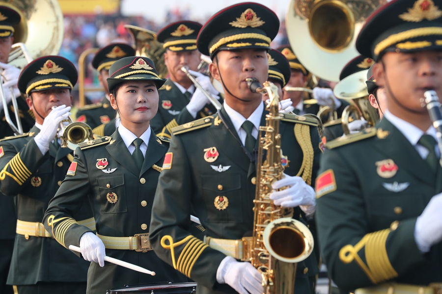 解放軍聯(lián)合軍樂(lè)團(tuán)在廣場(chǎng)就位后進(jìn)行準(zhǔn)備工作和試奏。據(jù)了解，解放軍聯(lián)合軍樂(lè)團(tuán)此次演奏是從開(kāi)國(guó)大典至今歷次閱兵以來(lái)演奏曲目最多的一次，不少曲目是為此次閱兵量身打造的全新作品，此次也是歷次女演奏員最多的一次。