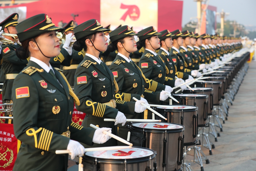 解放軍聯(lián)合軍樂(lè)團(tuán)在廣場(chǎng)就位后進(jìn)行準(zhǔn)備工作和試奏。據(jù)了解，解放軍聯(lián)合軍樂(lè)團(tuán)此次演奏是從開(kāi)國(guó)大典至今歷次閱兵以來(lái)演奏曲目最多的一次，不少曲目是為此次閱兵量身打造的全新作品，此次也是歷次女演奏員最多的一次。