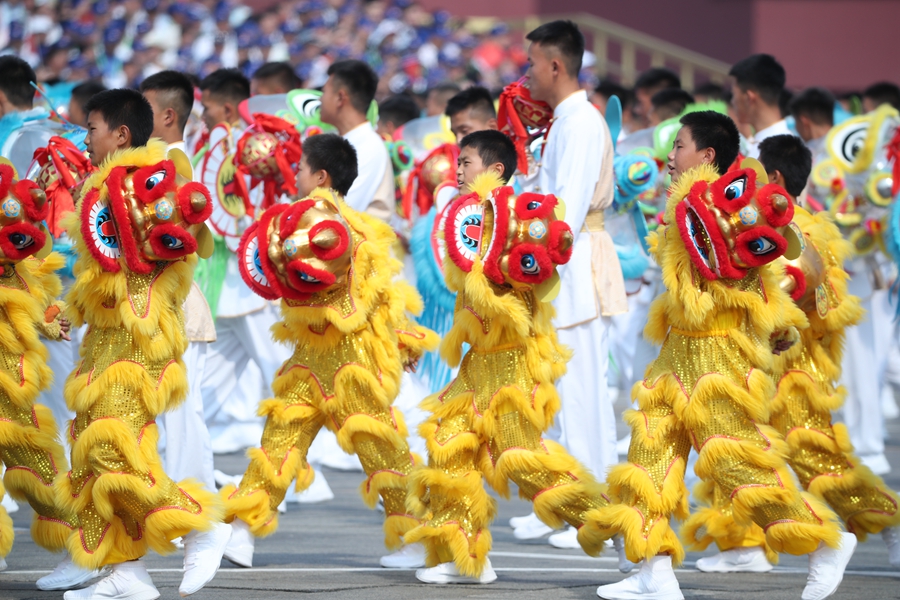 群眾大游行，歡樂(lè)的海洋！