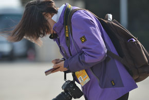 女記者們形成一道&ldquo;靚麗風(fēng)景線(xiàn)&rdquo;