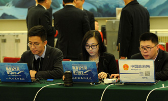 新華網(wǎng)、中國(guó)政府網(wǎng)記者在做直播準(zhǔn)備