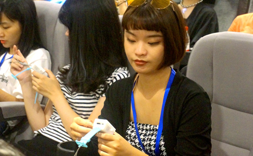 臺(tái)灣青年在新華網(wǎng)體驗(yàn)生物傳感影視評測