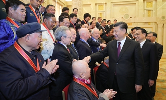 慶祝大會結(jié)束后，習(xí)近平等會見受表彰人員及親屬代表