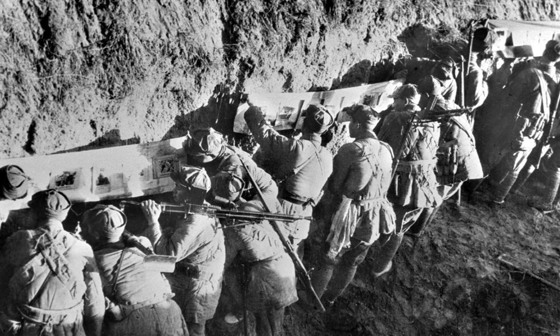 1948年冬，淮海戰(zhàn)役期間，雙堆集前沿陣地舉辦的戰(zhàn)地影展，深受解放軍戰(zhàn)士歡迎。新華社稿  袁克忠攝