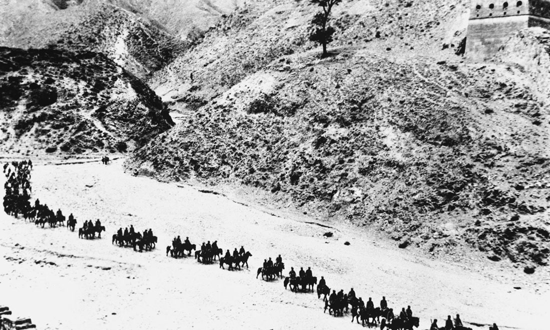 1937年11月太原失守后，八路軍向華北敵后挺進(jìn)，分兵發(fā)動群眾，開展敵后游擊戰(zhàn)爭，創(chuàng)建敵后根據(jù)地。新華社稿　沙飛攝