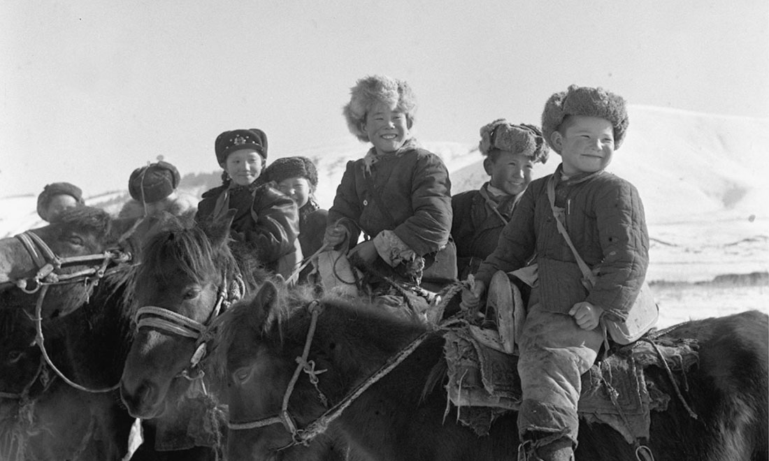 1964年春，新疆伊犁哈薩克自治州昭蘇縣的哈薩克族小學(xué)生們。新華社記者武純展攝