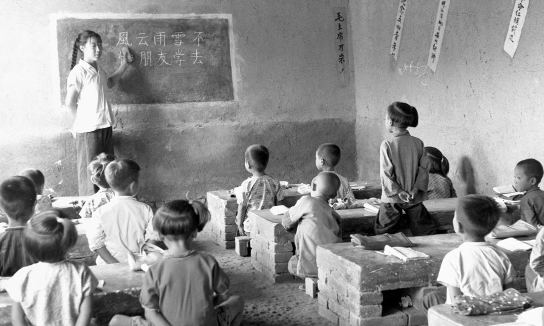 1964年夏，河北省壩縣煎茶鋪公社西煎大隊(duì)，一所耕讀小學(xué)的學(xué)生們在上課。新華社記者梁一丁攝