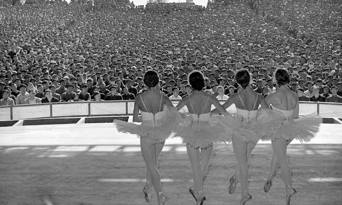 1957年10月，蘇聯(lián)國立新西伯利亞歌劇芭蕾舞劇院為北京石景山鋼鐵廠工人演出。新華社記者鄭震孫攝