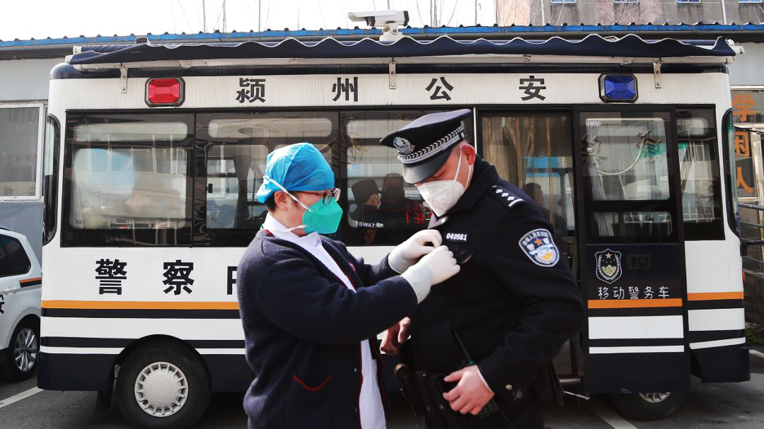 警察魏云龍：咫尺之間，各自?shī)^戰(zhàn)