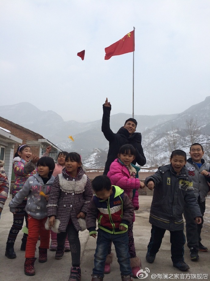 2015年&ldquo;多一克溫暖&rdquo;著名演員杜淳加入溫暖行動。暖男杜淳很快和孩子們打成了一片，他和孩子們聊起了夢想，讓孩子們將它寫在紙上并折成紙飛機(jī)，領(lǐng)著孩子們來到操場上將帶著夢想紙飛機(jī)放飛。