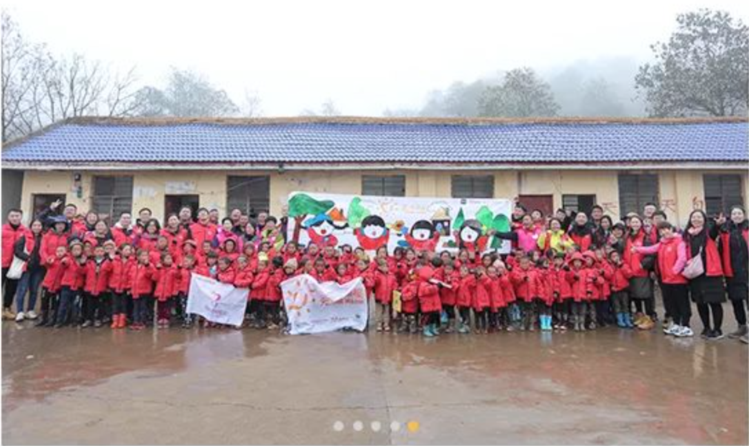 2018年11月6日，&ldquo;多一克溫暖&rdquo;團(tuán)隊走進(jìn)大涼山深處。為孩子們送去冬衣的同時，海瀾之家聯(lián)合網(wǎng)易打造在線課程平臺，把優(yōu)質(zhì)的教育資源也傳遞到偏遠(yuǎn)山區(qū)。同年，知名導(dǎo)演陸川特別參與監(jiān)制了&ldquo;多一克溫暖&rdquo;微電影《信歌》，為山區(qū)送去&ldquo;暖身又暖心&rdquo;的力量。