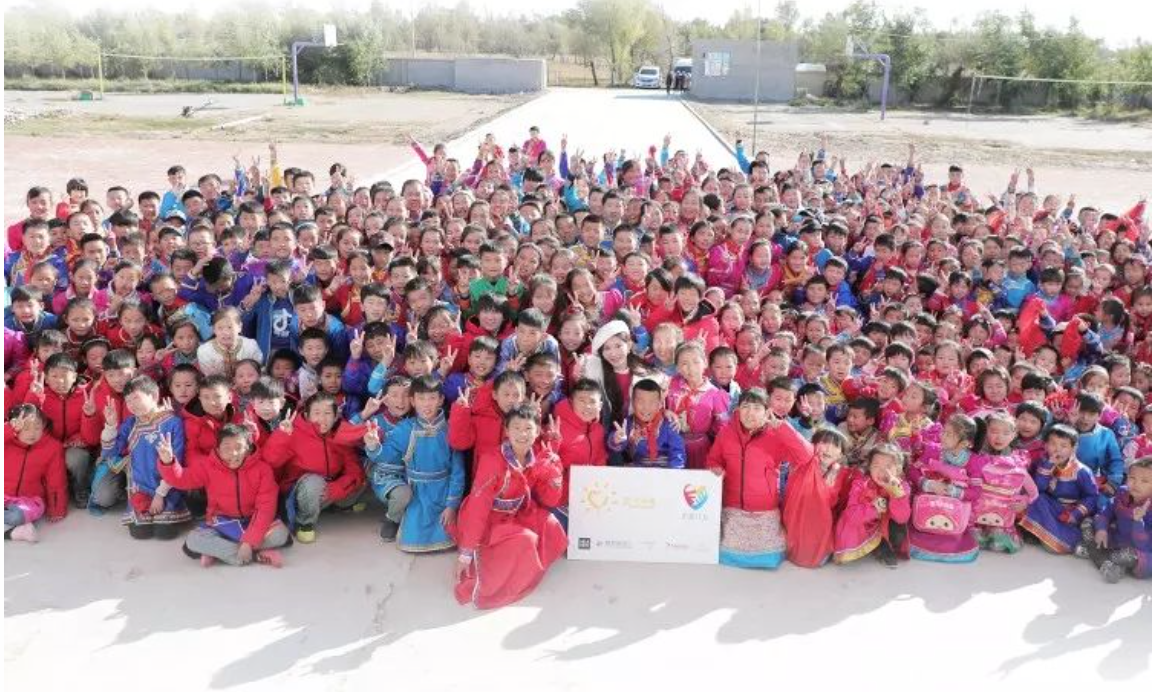 不知不覺，&ldquo;多一克溫暖&rdquo;已經(jīng)步入第六年。2019年10月14日，林志玲首次作為公益同行人，攜手鳳凰網(wǎng)&ldquo;護(hù)童計劃&rdquo;，與&ldquo;多一克溫暖&rdquo;一起趕赴內(nèi)蒙古回訪茫汗蘇木中心校的&ldquo;志玲姐姐之家&rdquo;，給那里的孩子送去溫暖。