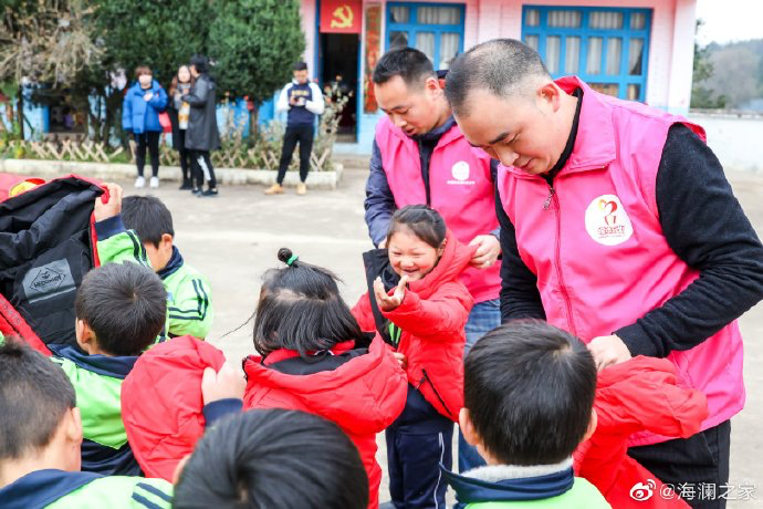 2019年11月，海瀾之家的志愿者們來到了貴州六盤水市的南開鄉(xiāng)。這里地域偏遠(yuǎn)溝壑縱橫。志愿團(tuán)隊就這樣小心謹(jǐn)慎的行駛在霧蒙蒙的山路上，堅持把物資送到了塢鉛小學(xué)的孩子們手里。