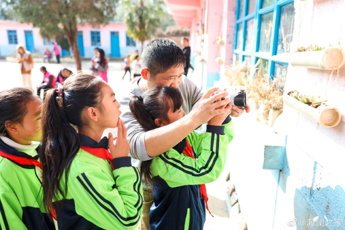 盡管身處大山，塢鉛小學(xué)卻到處都是驚喜，自制插花、獨一無二的石頭畫、杉木墩上的24節(jié)氣圖&hellip;&hellip;孩子們從不缺少發(fā)現(xiàn)美的眼睛。2019年，海瀾之家特別準(zhǔn)備了攝影課堂，讓孩子們通過拍照的方式自由地傳達(dá)真善美。
