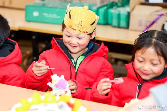 從暖身到暖心，海瀾之家的志愿者們不僅為孩子們帶去了學(xué)習(xí)用品，還帶去了生日蛋糕，給孩子們過了一個難忘的生日party。生長在山區(qū)的他們，過生日也只能和在外打工的父母通個電話，許多孩子還是第一次和這么多人一起吹蠟燭許生日愿望。