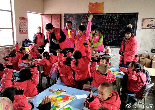 2018年，由海瀾之家攜手網(wǎng)易新聞打造的&ldquo;多一課溫暖&rdquo;課程平臺讓一間間溫暖的課堂走向深山與邊陲。帶著貼合孩子教育需求的線上內(nèi)容和教師、各領(lǐng)域KOL及愛心人士組成的愛心團(tuán)隊，海瀾之家用實際行動為孩子的教育加溫，踐行&ldquo;多一克溫暖&rdquo;。