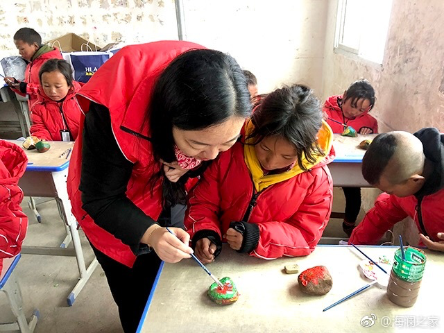 在繪畫課上，孩子們畫出心中想象的世界，不斷汲取關(guān)于美的知識。&ldquo;多一克溫暖&rdquo;帶給孩子們的是未來人生更多的機(jī)會與可能。公益行動不應(yīng)只提供物質(zhì)捐贈，更要加強(qiáng)對山區(qū)孩子們精神世界與未來發(fā)展的重視。