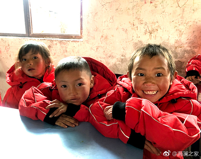 在四川省西南部川滇交界處的大涼山深處，坐落著一所紅旗小學(xué)。每當(dāng)最寒冷的季節(jié)到來，這里的許多孩子們不得不共用一件冬衣御寒。 &ldquo;多一克溫暖&rdquo;與暖流計劃記錄下了孩子們開心的笑臉。這些笑臉，都是&ldquo;多一克溫暖&rdquo;前行中的源源動力。