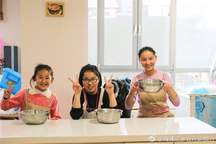 2017年 &ldquo;寒令營&rdquo;團(tuán)隊從不同角度，為北疆山區(qū)的孩子們打開了一個豐富的世界。來到北京，他們觀看了升旗儀式，參觀了故宮，走進(jìn)北京海洋館和動物園。這次寒令營，展現(xiàn)在他們面前的是此前從未看到過的世界，意義非凡。