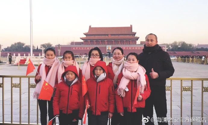 寒令營的第一天，孩子們觀看了升旗儀式，走進(jìn)故宮暢聽歷史故事。祖國的樣貌開始在他們心里清晰，未來的希望開始在他們心中發(fā)芽。海瀾之家&ldquo;多一克溫暖&rdquo;團(tuán)隊帶給孩子們精神世界的富足，照亮孩子們夢想的啟蒙之路。