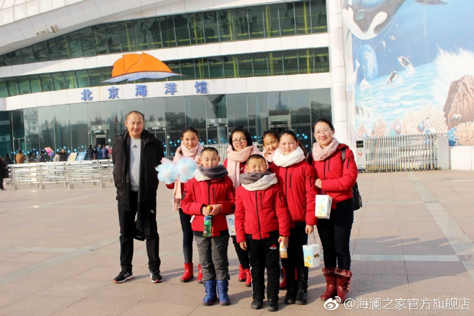 在海洋館，充滿求知欲和好奇心的孩子們像是一個個落入仙境的愛麗絲，不斷地提問，并用手中的紙筆和相機(jī)，記錄每一個畫面和知識，說要回去講給其他小伙伴和家人們聽。