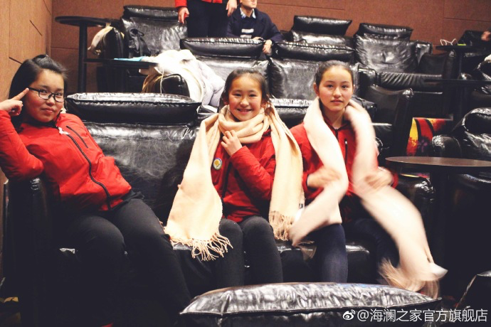 彼時恰逢《尋夢環(huán)游記》上映，&ldquo;寒令營&rdquo;的孩子們一起在電影院觀看了電影，平日里最鬧騰的孩子，在第一次看3D電影時也變得安靜專注。孩子們在這段旅程中增長了見識，一個更豐盛的世界就這樣打開了。