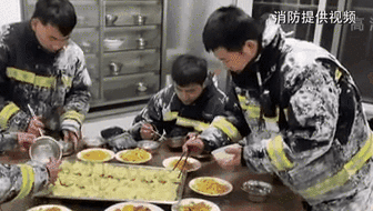 零下14度滅火后 消防員吃飯這一幕讓人心疼！