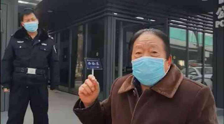 社區(qū)封閉，76歲的他為什么要出來(lái)