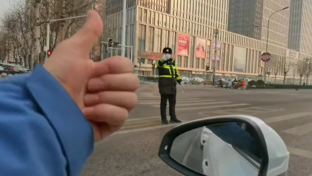 石家莊路人和交警的這個(gè)&ldquo;暗號(hào)&rdquo;，真暖！