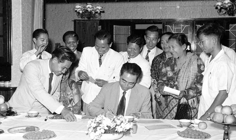 1955年4月25日，為迎接亞非會議而組織的萬隆人民委員會的代表請周恩來總理簽名留念。