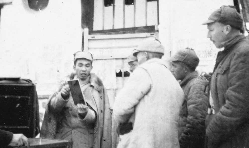 沙飛向參觀者講《晉察冀畫報》的制版情況。